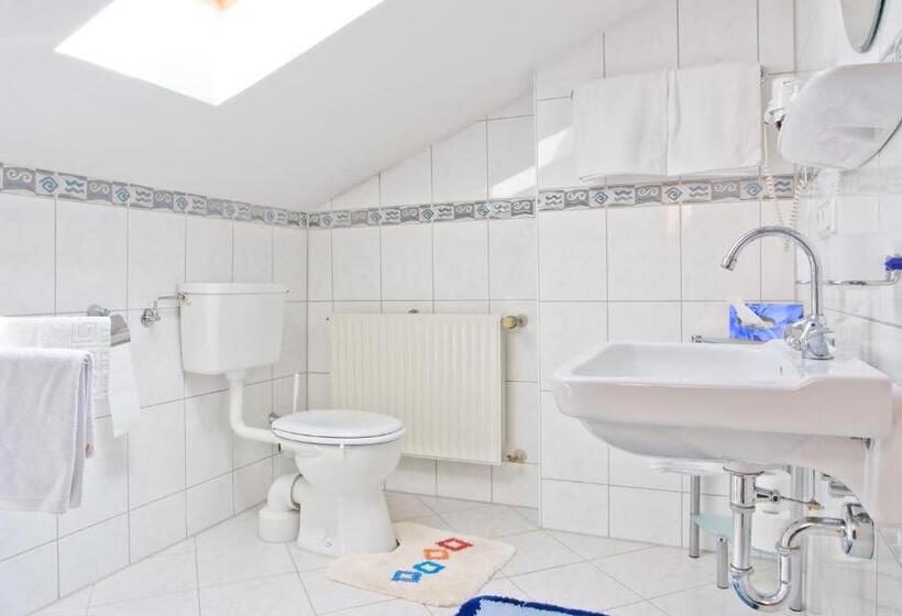 标准三人间, Gaestehaus Richter