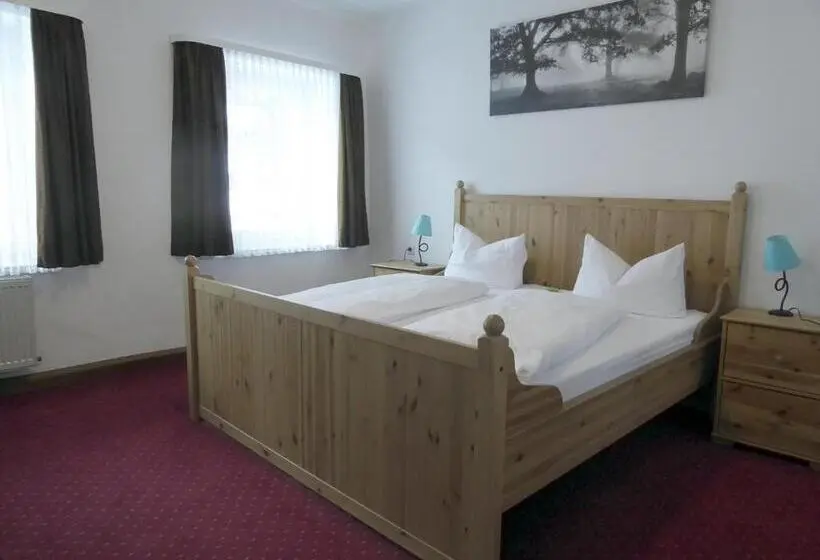 Quarto Estandar, Garni Post