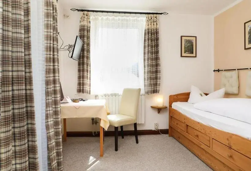 Quarto Estandar Individual, Garni Post