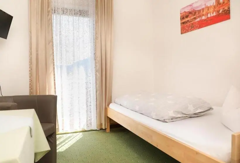 Quarto Estandar Individual, Garni Post