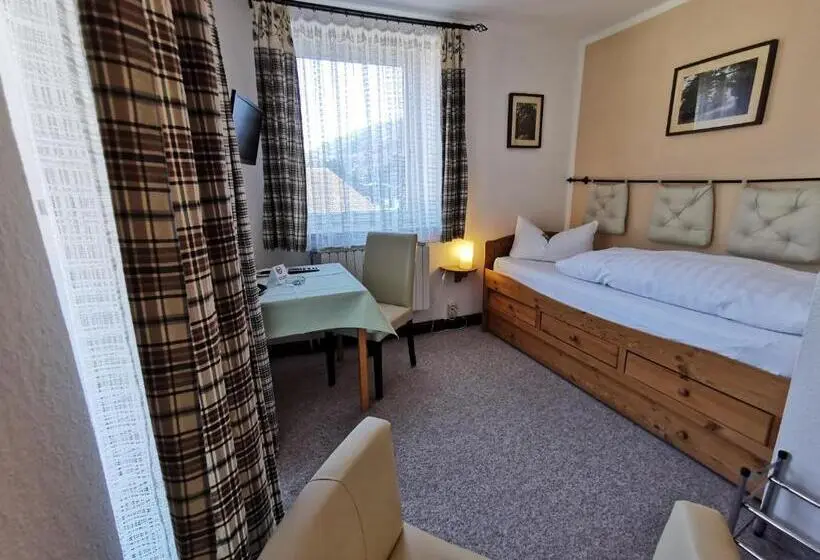 Quarto Estandar Individual, Garni Post