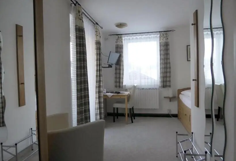 Quarto Estandar Individual, Garni Post