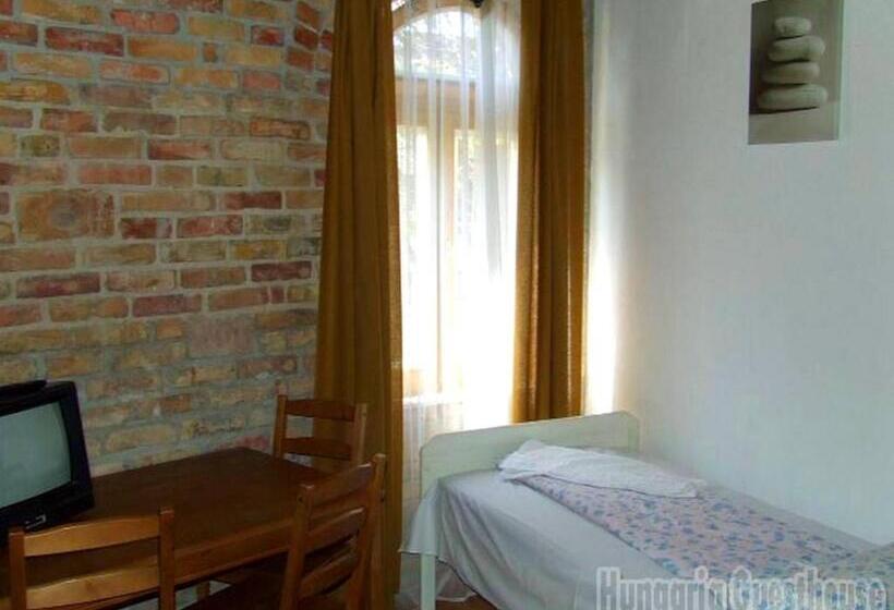 חדר סטנדרטי לארבעה עם חדר אמבטיה משותף, Hungaria Guesthouse
