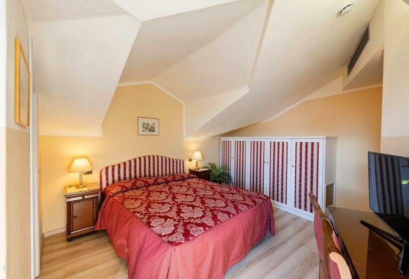 غرفة قياسية, La Dependance