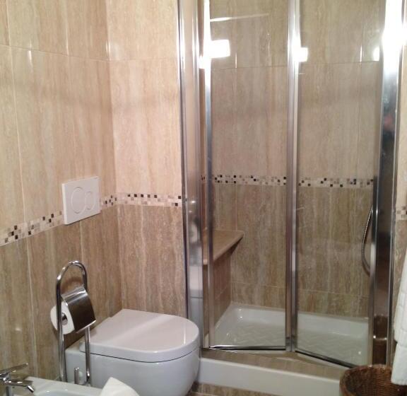 غرفة قياسية ثلاثية, La Dependance