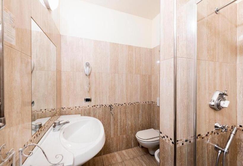 غرفة قياسية ثلاثية, La Dependance