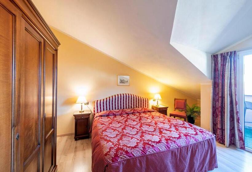 غرفة قياسية رباعية, La Dependance