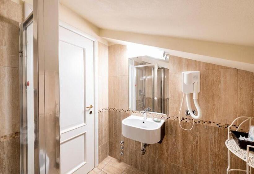 غرفة عادية خماسية, La Dependance