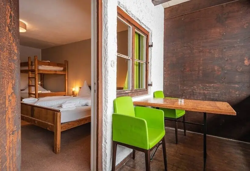 اتاق استاندارد چهارنفره با سرویس بهداشتی مشترک, Ron´s Guesthouse