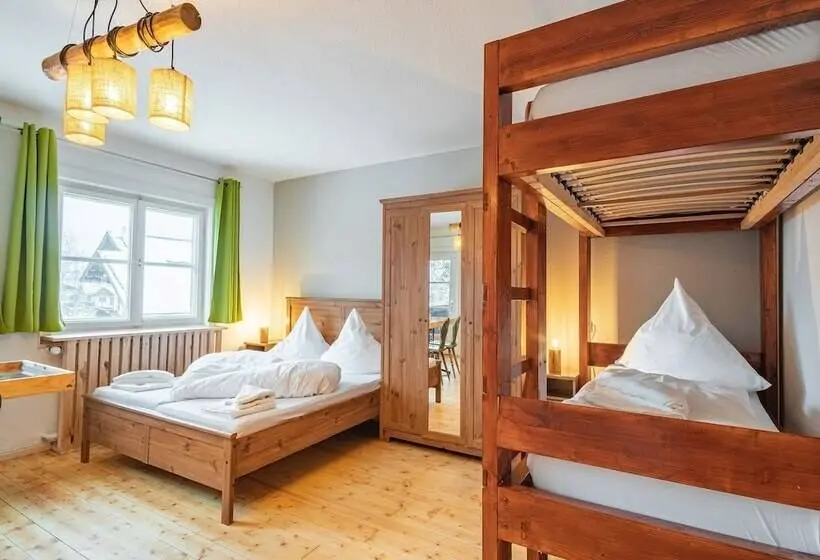 اتاق استاندارد چهارنفره با سرویس بهداشتی مشترک, Ron´s Guesthouse