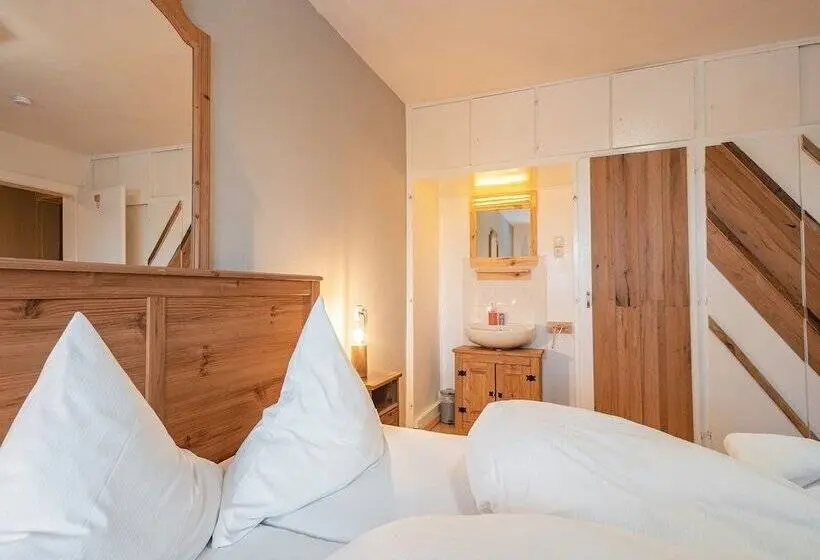 اتاق استاندارد سه تخته با سرویس بهداشتی مشترک, Ron´s Guesthouse