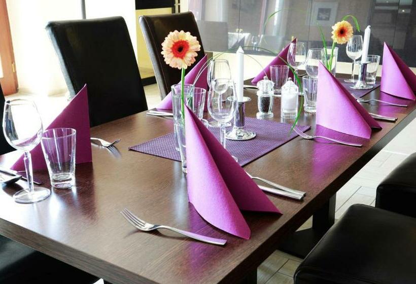 חדר סטנדרט לשלושה, Zwei&vierzig