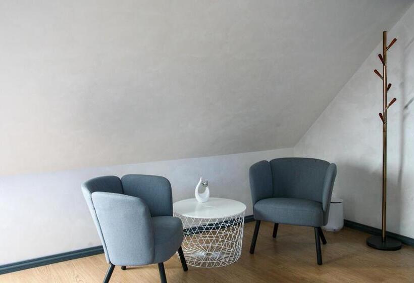 Economy Triple Room, Pils