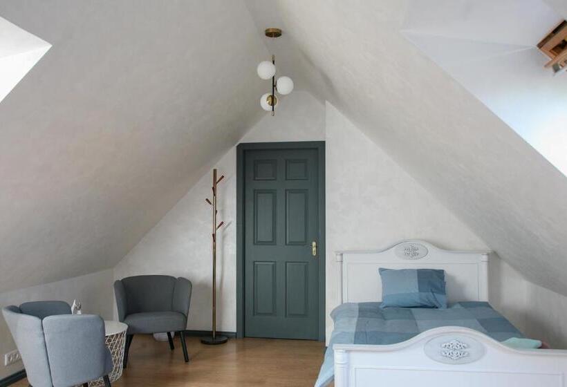 Economy Triple Room, Pils