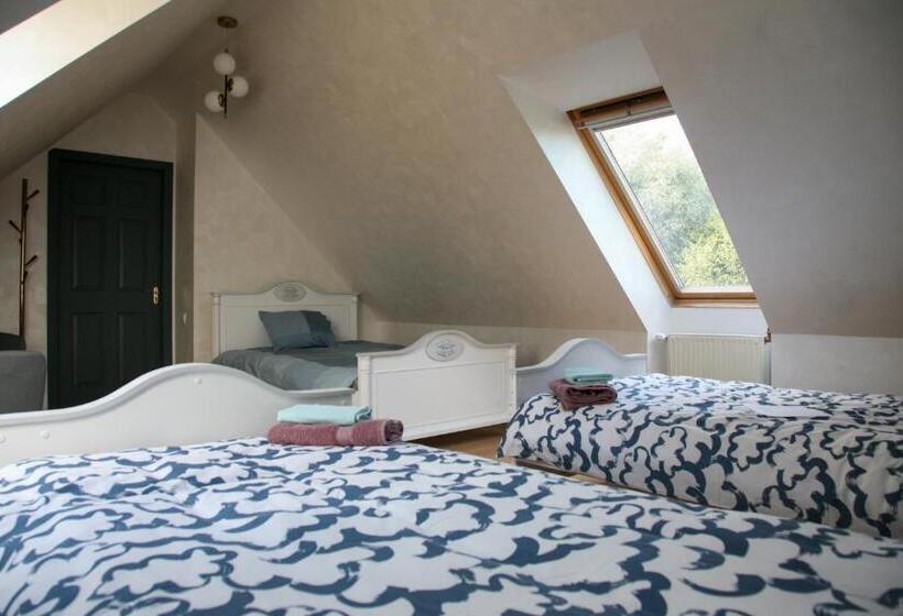 Economy Triple Room, Pils