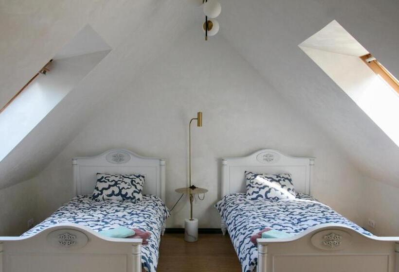 Economy Triple Room, Pils