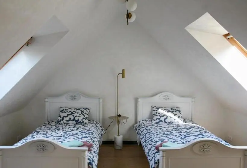 Economy Triple Room, Pils