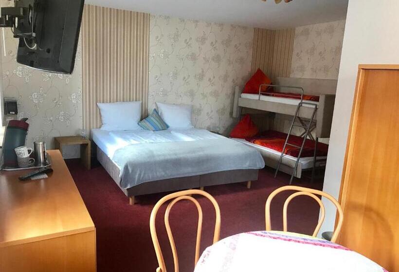 Трехместный Номер Комфорт, Bed & Rooms, Wörgl