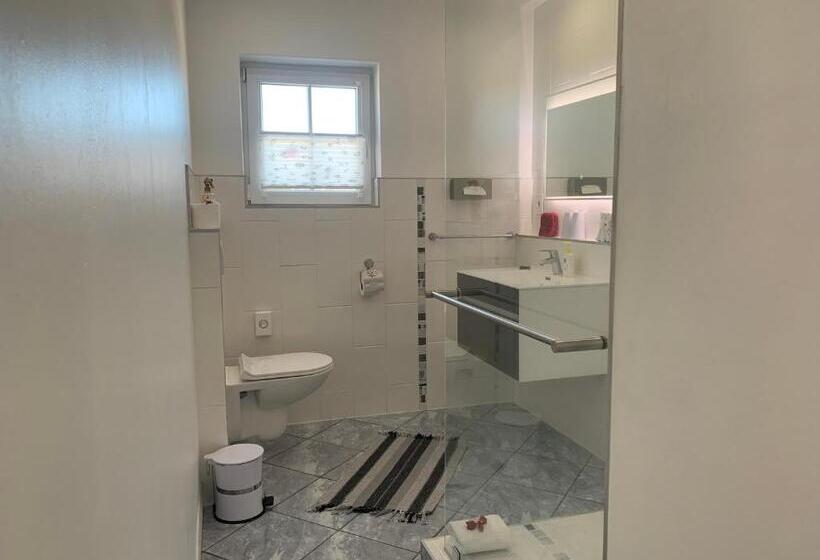 شقة غرفة واحدة, Farr Out Guesthouse