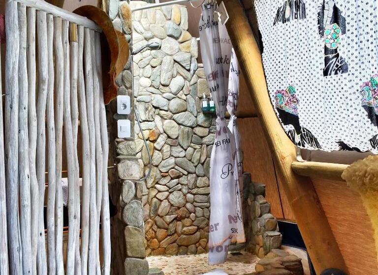 كوخ قياسي, Farr Out Guesthouse