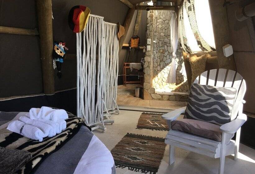 كوخ قياسي, Farr Out Guesthouse