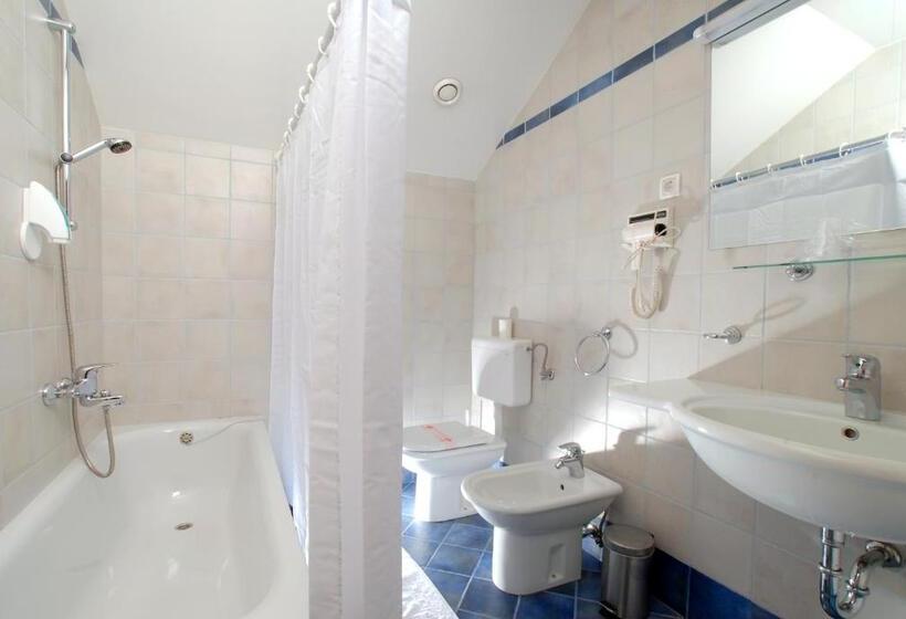 اتاق استاندارد چهار تخته, Guesthouse Bajc
