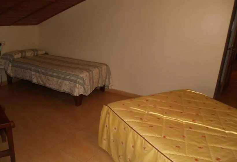 اتاق استاندارد سه نفره, Hostal Tribal