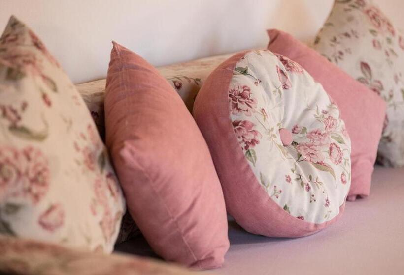 سوئیت با وان آب گرم, Pousada 3 Pinheiros A 400m Do Museu Automotivo Carde