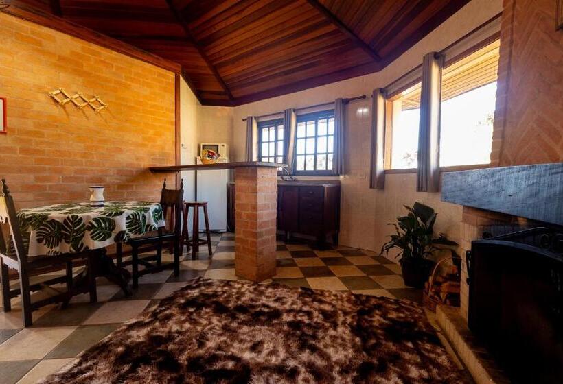 سوئیت با وان آب گرم, Pousada 3 Pinheiros A 400m Do Museu Automotivo Carde