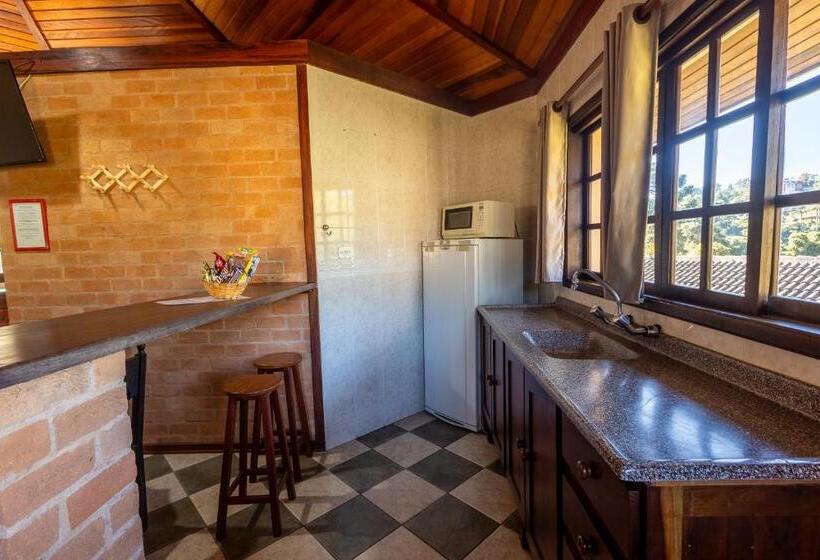 سوئیت با وان آب گرم, Pousada 3 Pinheiros A 400m Do Museu Automotivo Carde