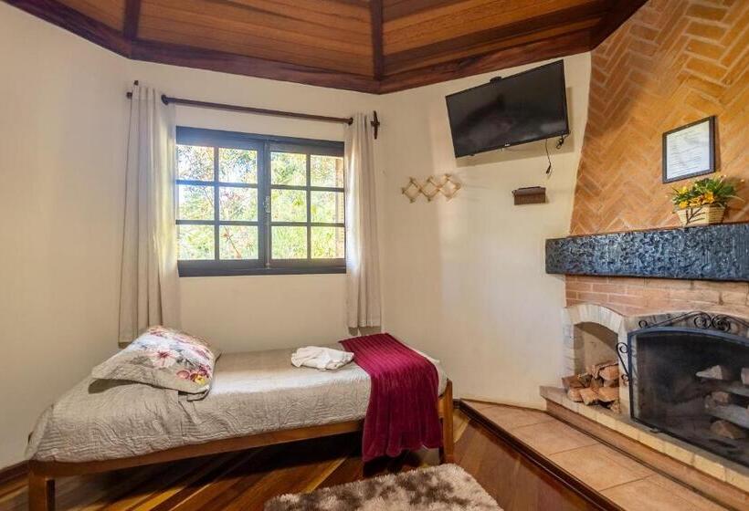 اتاق استاندارد سه تخته با چشمانداز باغ, Pousada 3 Pinheiros A 400m Do Museu Automotivo Carde