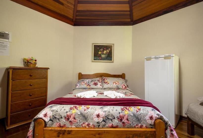 اتاق استاندارد سه تخته با چشمانداز باغ, Pousada 3 Pinheiros A 400m Do Museu Automotivo Carde