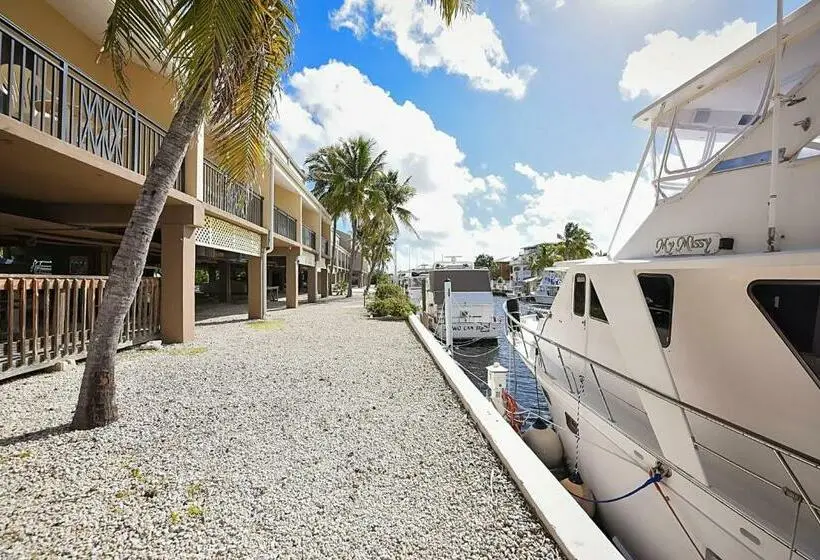 バルコニー付スイート, Waterside Suites And Marina