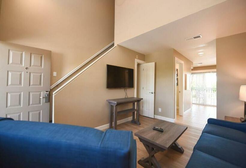 Люкс с Балконом, Waterside Suites And Marina