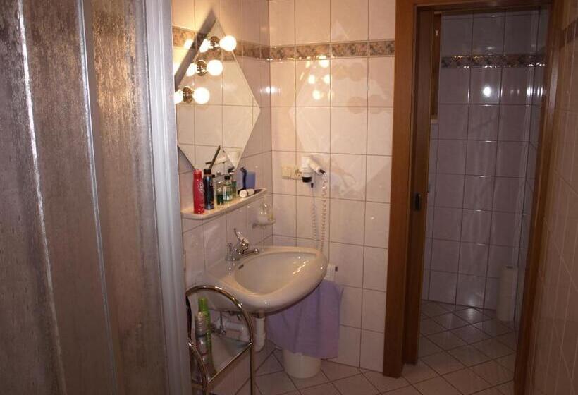 标准三人间, Haus Binder