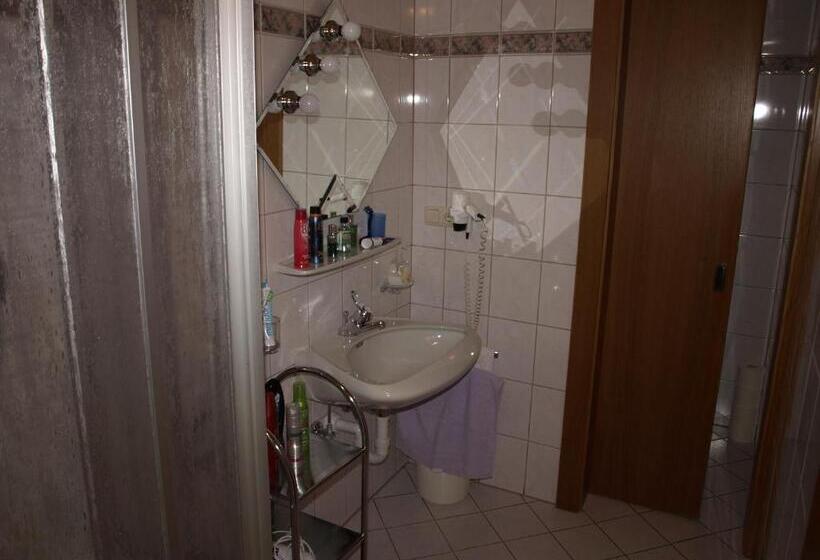 标准三人间, Haus Binder