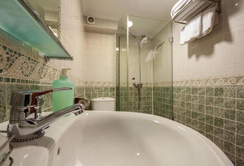 غرفة قياسية ثلاثية, Hostal El Asturiano