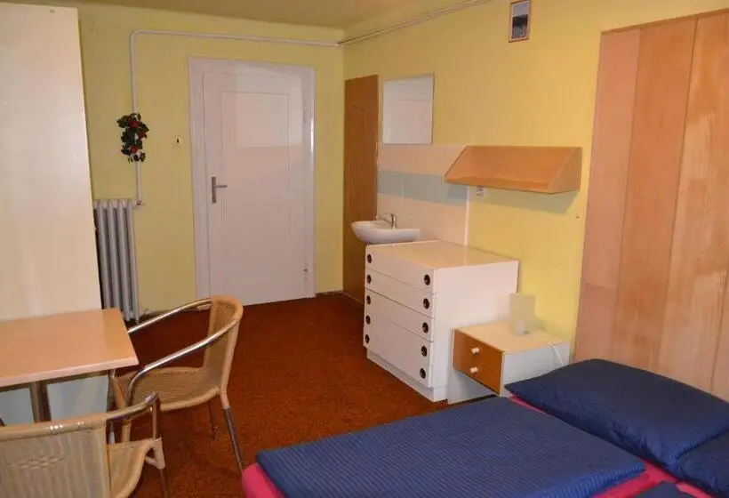 Standard Neljän Hengen Huone Jaettu Kylpyhuone, Hostel Fortuna