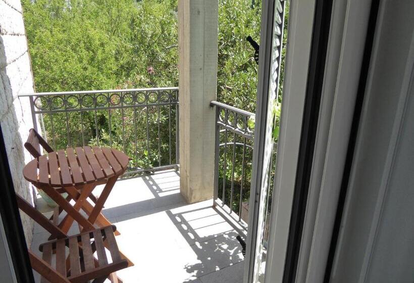 标准间, Springs Apartments & Rooms