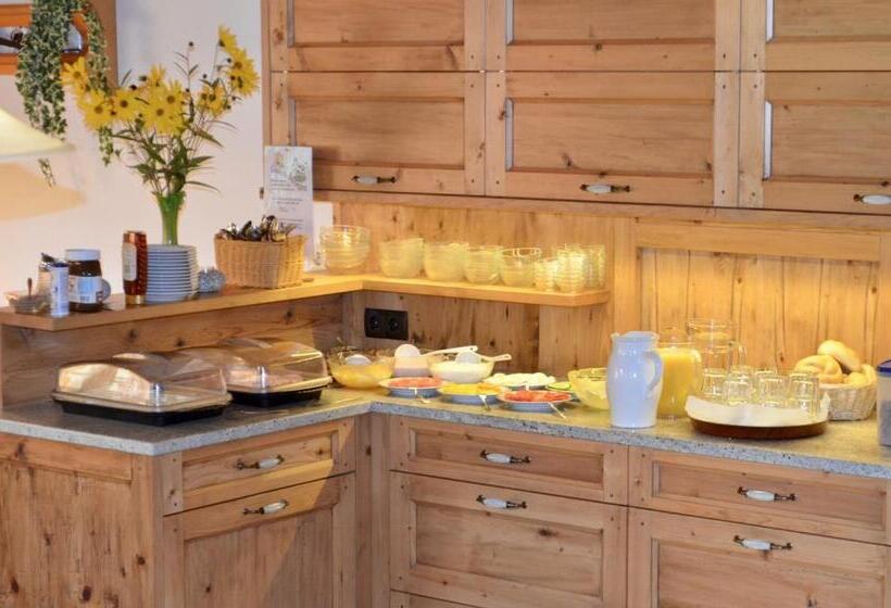 חדר משפחתי, Pension Grafengut