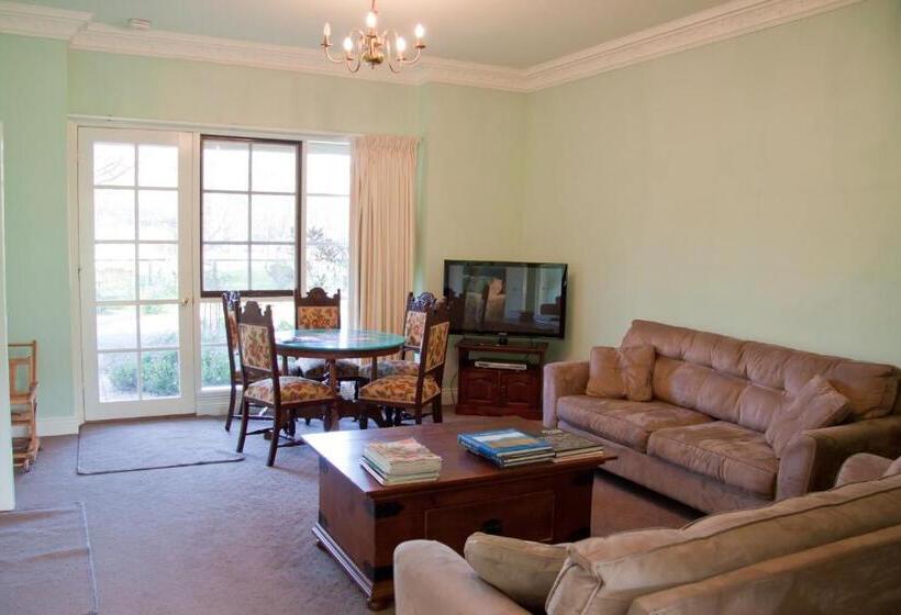 דירת שלושה חדרים, Holly Lane Mews