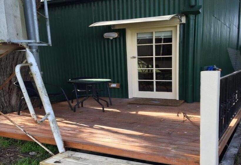 דירת חדר, Holly Lane Mews