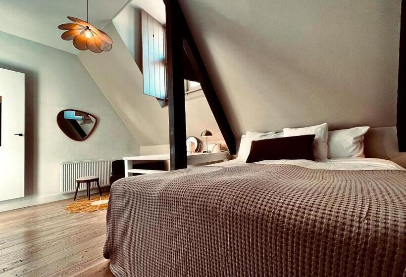 Классический Номер, Het Oude Raadhuis