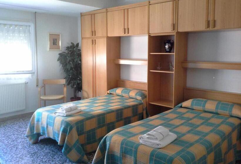 Трехместный Номер Стандарт Совместная Ванная, Pensión Lacasta