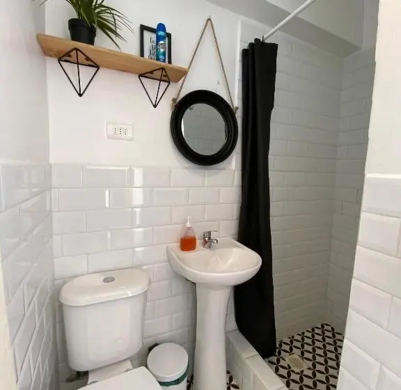 اتاق استاندارد با سرویس بهداشتی مشترک, Rey Lagarto Hostel