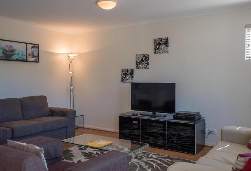 침실 3개 아파트, The Village At Burleigh