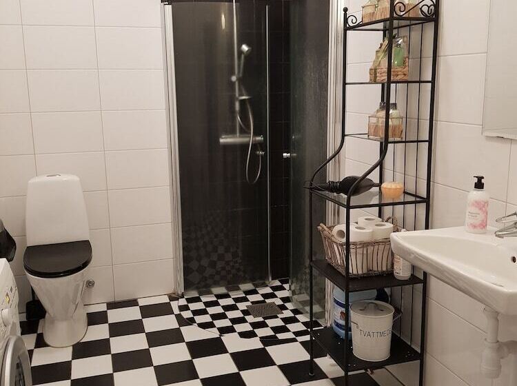 バスルーム共有のトリプルスタンダード, Bashults Gård