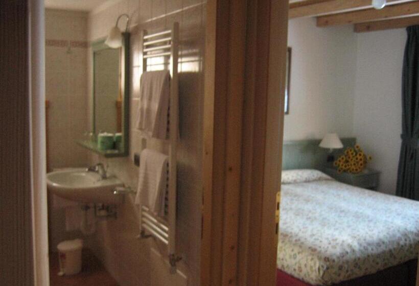 آپارتمان یک خوابه با دری مشترک که هال را جدا می کند., Agriturismo Raethia