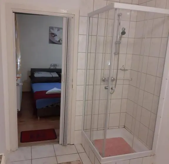 ファミリールーム, Váradi Apartman