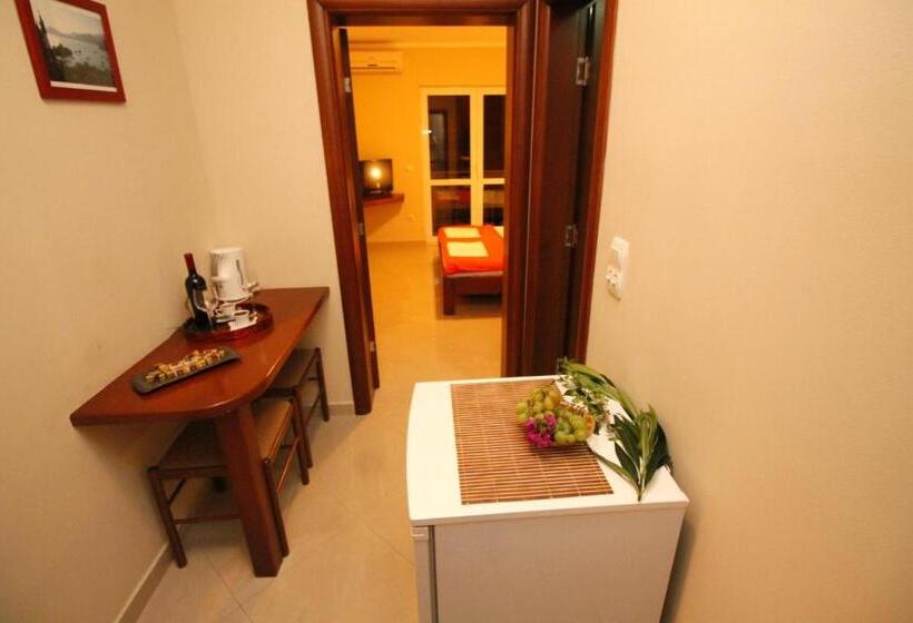 آپارتمان 1 خوابه با بالکن و چشم‌انداز دریا, Guest House Villa Pastrovka